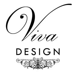 „Viva Design“ Logo mit elegantem Schriftzug und floralen Verzierungen.