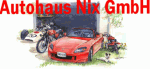 Rotes Auto und Motorräder vor einer Garage, darüber steht "Autohaus Nix GmbH" in Rot.