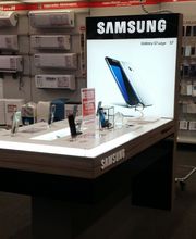Espositore Samsung in un negozio di elettronica con smartphone e accessori in mostra.