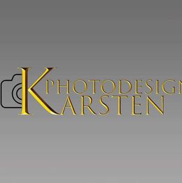 Goldener Text "Photodesign Karsten" mit Kamera-Ikone auf grauem Hintergrund.