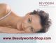 Frau mit heller Haut lehnt auf Tisch, Reviderm-Logo und Website-URL im Bild.
