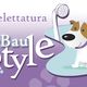 Cane su sfondo viola con doccia. Testo: "Toelettatura Bau Style". Zampette stilizzate visibili.