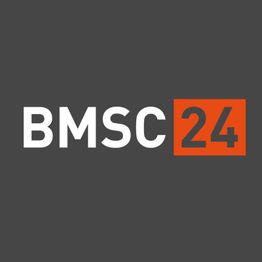 Logo mit weißem "BMSC" auf grauem Hintergrund, "24" in Weiß auf orangem Quadrat.
