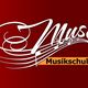 "Logo der Musikschule Muse mit Notenlinien auf rotem Hintergrund."