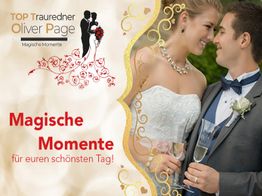 Brautpaar lächelt einander an und hält Sektgläser, neben ihnen verziert eine goldene Ranke das Bild.