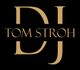 Schwarzer Hintergrund, goldene Schrift: "DJ Tom Stroh".