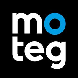 Schwarzer Hintergrund mit weißem Text "moteg", das "o" ist blau.