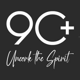 „9C+“ und „Uncork the Spirit“ in weißer Schrift auf schwarzem Hintergrund.