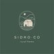 Logotipo de Sidro.co, casa rural con montaña, sol y río en fondo verde oscuro.