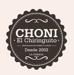 Sello marrón con texto: "Choni El Chiringuito, especialidad en carnes a la brasa, desde 2002".