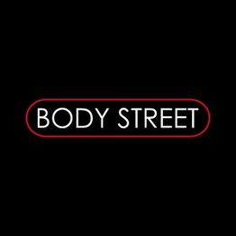 Logo mit weißem Text "BODY STREET" auf schwarzem Hintergrund, umrandet von einem roten Oval.