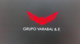 Logotipo de Grupo Varabal & E en rojo sobre fondo negro.