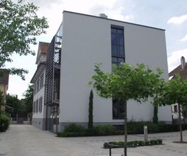 Kanzlei Rückseite und Parkplatz