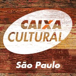 Logo da Caixa Cultural São Paulo sobre fundo de madeira marrom e bege.