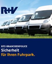Sechs weiße Lieferwagen in einer Reihe, darüber das Logo "R+V" und Text zur KFZ-Police.