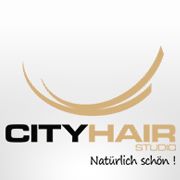 Logo von "City Hair Studio" mit goldenen Haarsträhnen und dem Slogan "Natürlich schön!".