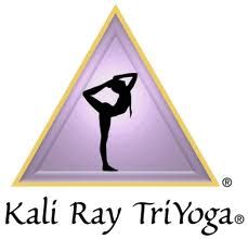 Silhouette einer Frau in Yoga-Pose in einem lila Dreieck. Text darunter: "Kali Ray TriYoga".