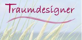 „Traumdesigner“-Schriftzug über einer Grafik mit hohen Gräsern und einem sanften Hintergrund.