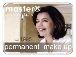 Frau mit braunem Haar lächelt, Text: "Master Cosmetics seit 1995, permanent make up".