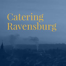 Text "Catering Ravensburg" vor einem vernebelten Stadtpanorama.