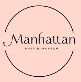 Logo de "Manhattan Hair & Makeup" en un fondo rosa claro con un círculo negro.