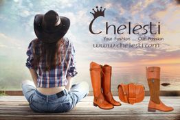 Eine Frau sitzt am Strand, trägt Cowboyhut. Werbung für Chelesti-Stiefel und -Tasche.