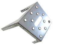 Metallplatte mit vielen Löchern und rechteckiger Aussparung, schwebend vor weißem Hintergrund.