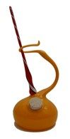 Gelber Kerzenhalter mit spiralförmigem Design und roter, verdrehter Kerze auf weißem Hintergrund.