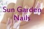 Eine Hand mit pink-lilanem Nageldesign, darüber steht "Sun Garden Nails".