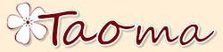 Schriftzug "Taoma" mit roter Schrift und einer weißen Blume auf beigem Hintergrund.
