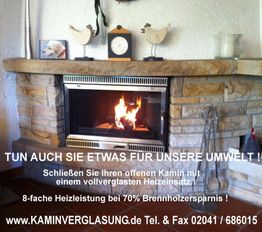 Kamin mit Feuer und Dekoration, Text über Umweltfreundlichkeit und Heizlösungen.