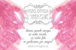 Logo "Foto Ottica L'Immagine" con sfondo fucsia artistico e testo promozionale.