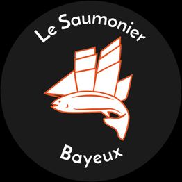 Logo avec un saumon stylisé et des voiles, texte : "Le Saumonier Bayeux".