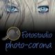 Nahaufnahme von blauen Augen, Schriftzug „Fotostudio photo-corona“ darunter.