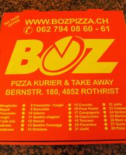Rote Pizzaschachtel von BOZ Pizza mit Menü und Kontaktinformationen oben abgebildet.