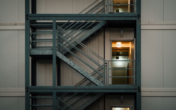 Metallaussentreppe an einem Bürogebäude