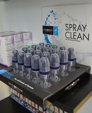 Botellas de spray de limpieza en exhibición en una estantería.