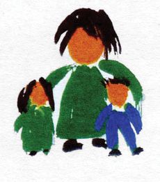 Drei stilisierte Figuren, eine große in Grün, zwei kleinere in Grün und Blau, Hand in Hand.