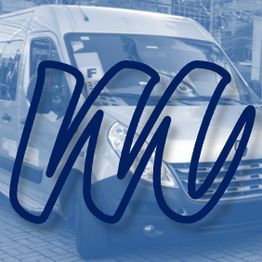 Van prata com logotipo azul em destaque na imagem.