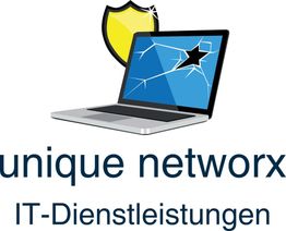 Laptop mit gesprungenem Bildschirm und Schild, Text: unique networx IT-Dienstleistungen.