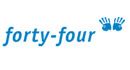 Text "forty-four" mit blauen Handabdrücken daneben auf weißem Hintergrund.