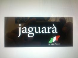 Scritta "jaguarà" con bandiera italiana e nome dell'autore Fabio Trapani. Sfondo scuro.
