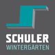 Logo von Schuler Wintergärten mit blauem und grauem Design auf grauem Hintergrund.