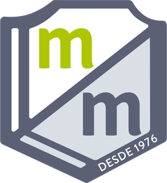 Escudo con dos letras "m" y texto "DESDE 1976" en la base.