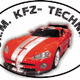 Rotes Auto mit weißen Streifen, umgeben von "U.M. KFZ-TECHNIK" in einem ovalen Rahmen.