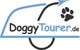 Logo mit dem Text "DoggyTourer.de" und einer schwarzen Hundepfote auf blauem Umriss.