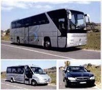 Autobus, minibus e auto nera su strada asfaltata in tre immagini separate.