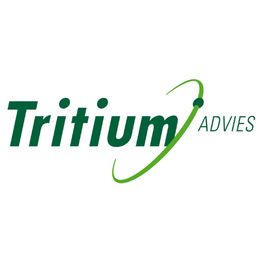 Logo van Tritium Advies met groene tekst en een boogvormig element.