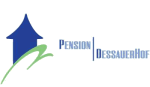 Logo von Pension Dessauer Hof mit blauem Haus und grünem Bogen.