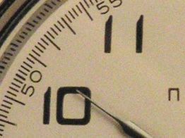 Nahaufnahme einer Uhr, Zeiger auf 10. Arabische Zahlen und Markierungen sind deutlich sichtbar.